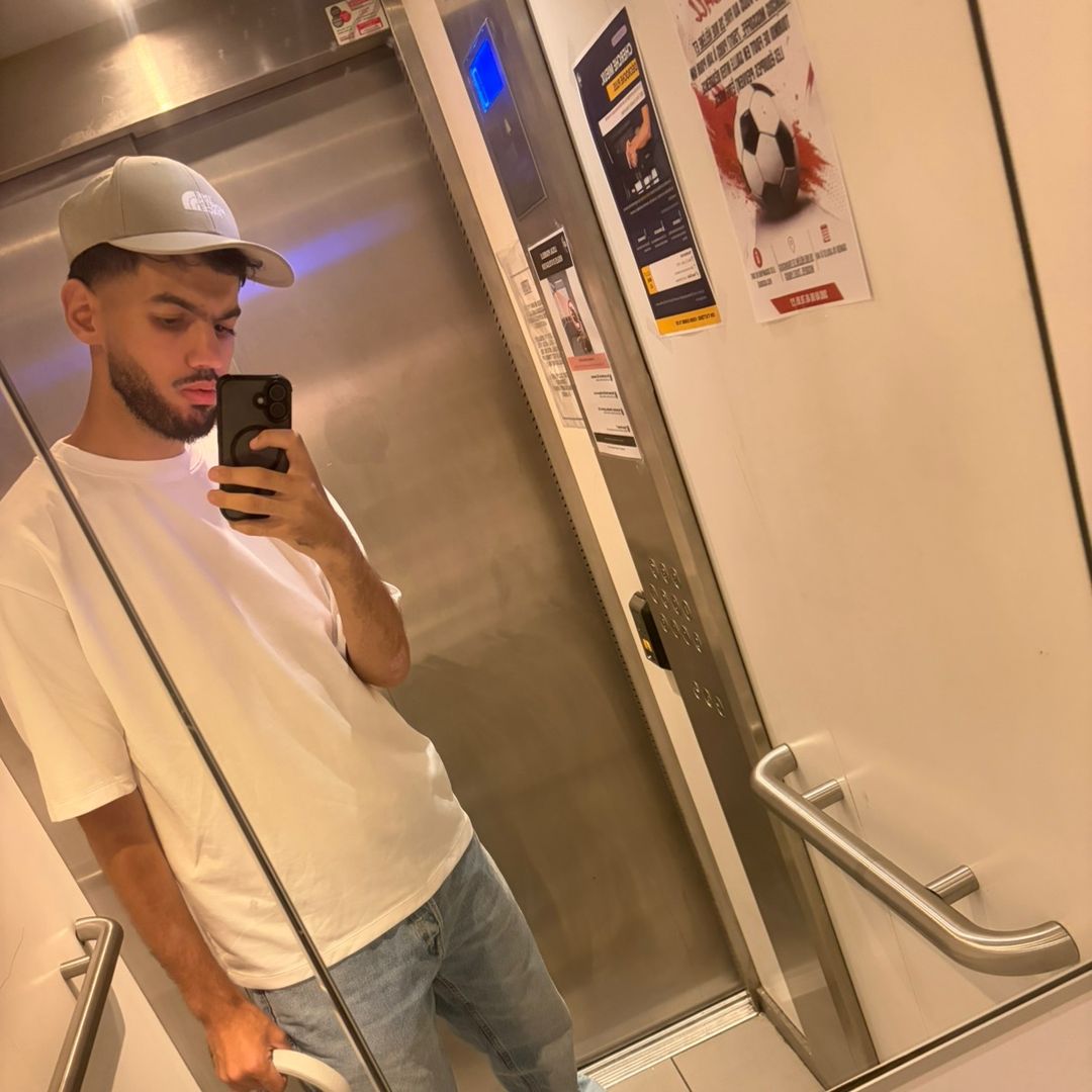 𝐀𝐝𝐞𝐥hkey 🚶🏻‍♂️